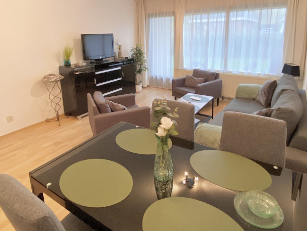 Foto Wohnzimmer mit Sofa und Sesseln mit Blick auf die Terasse