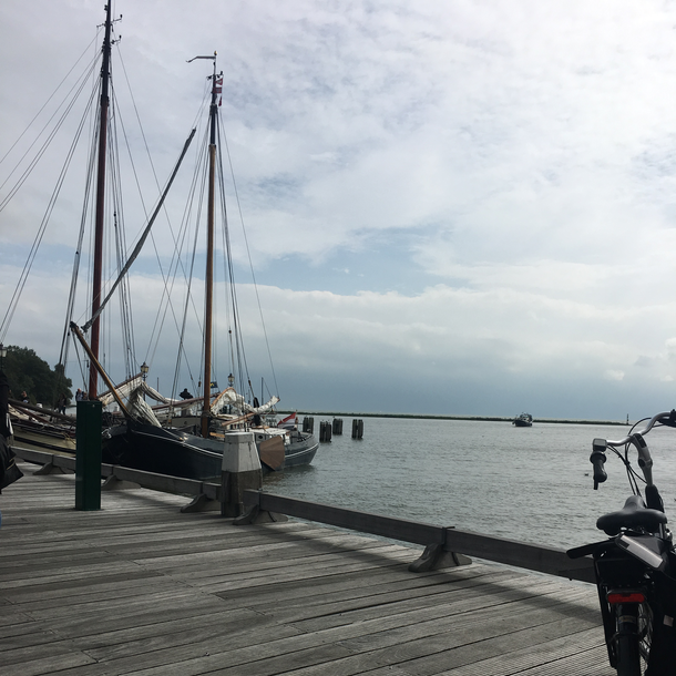 Foto Steg am Meer, links im Bild Segelboote und rechts im Bild, auf dem Steg ein Fahrrad