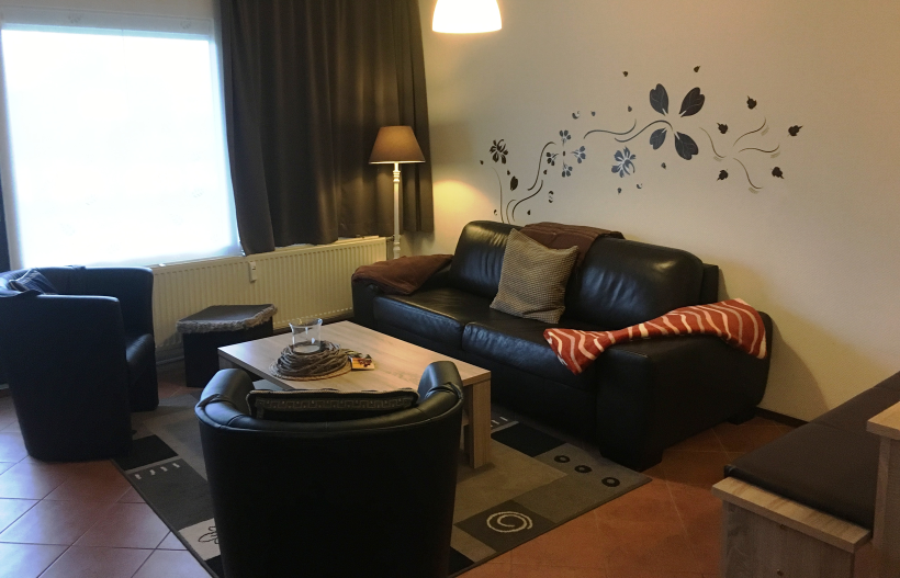 Foto Wohnzimmer mit Sofa, Couchtisch und Sesseln