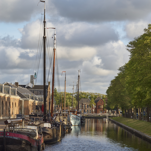 Foto Gracht in Den Helder mit Häusern und Segelbooten des Marine Museums