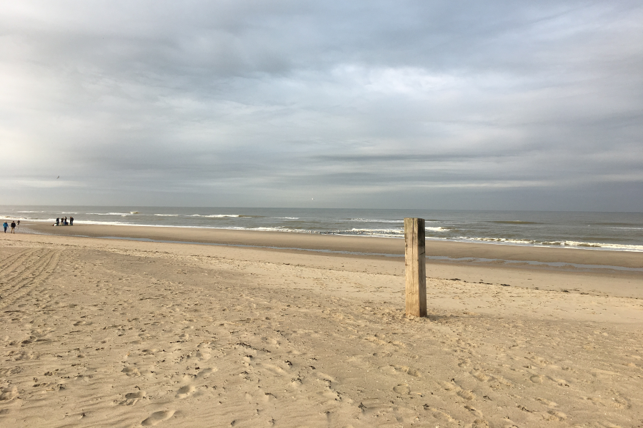 Foto Strand und Meer mit Wellen im Hintergrund