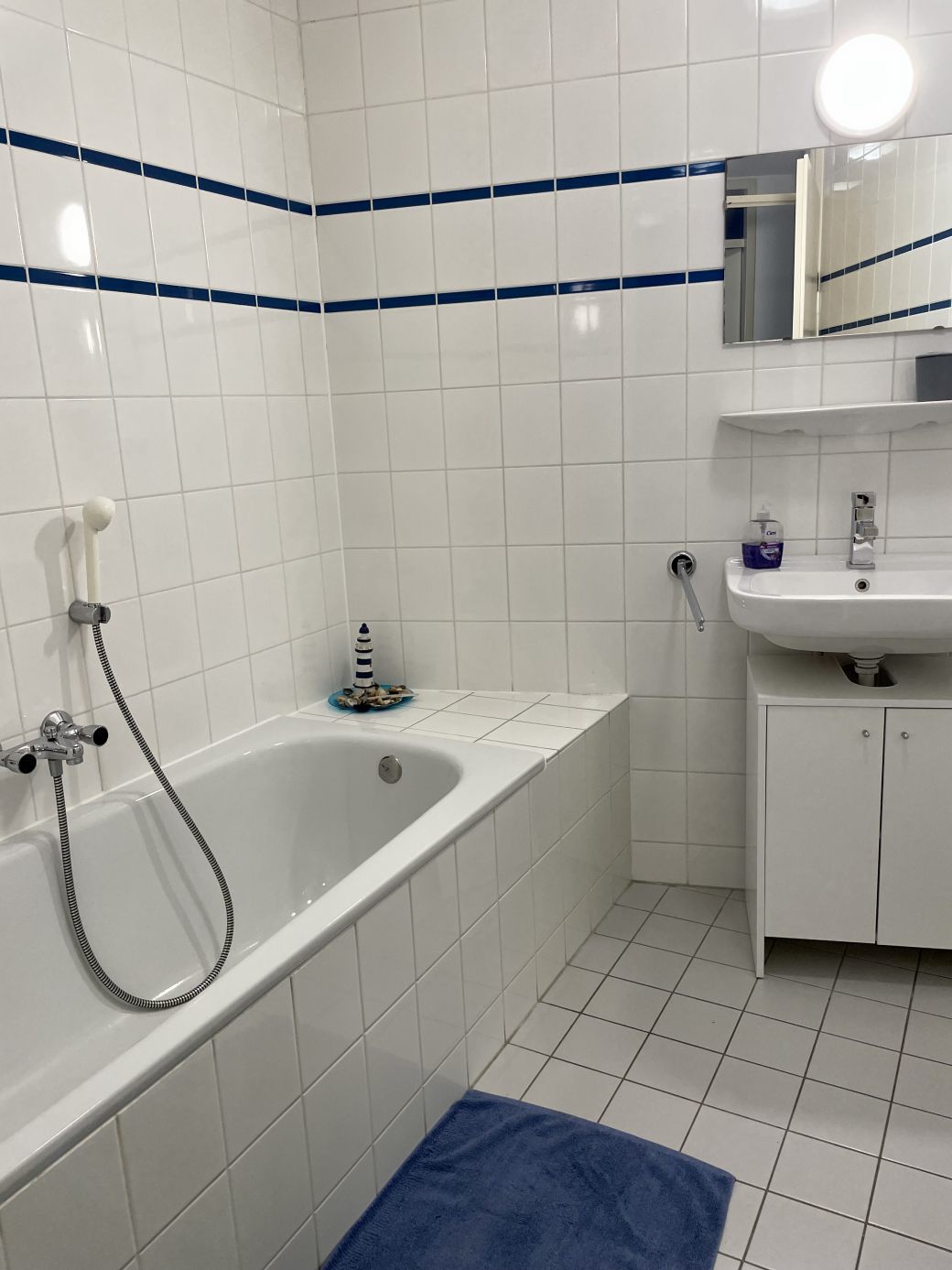 Foto Badezimmer mit Badewanne und Handwaschbecken