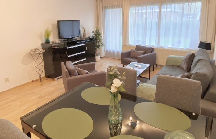 Foto Wohnzimmer Beach Appartement 3 mit Sesseln, Sofa und Fernseh-Sideboard
