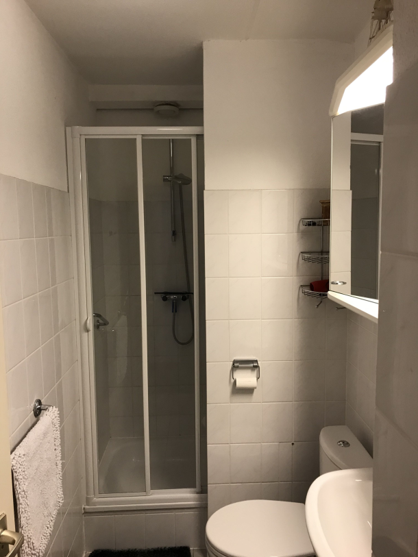 Foto Bad mit Dusche, WC, Waschtisch und Spiegelschrank