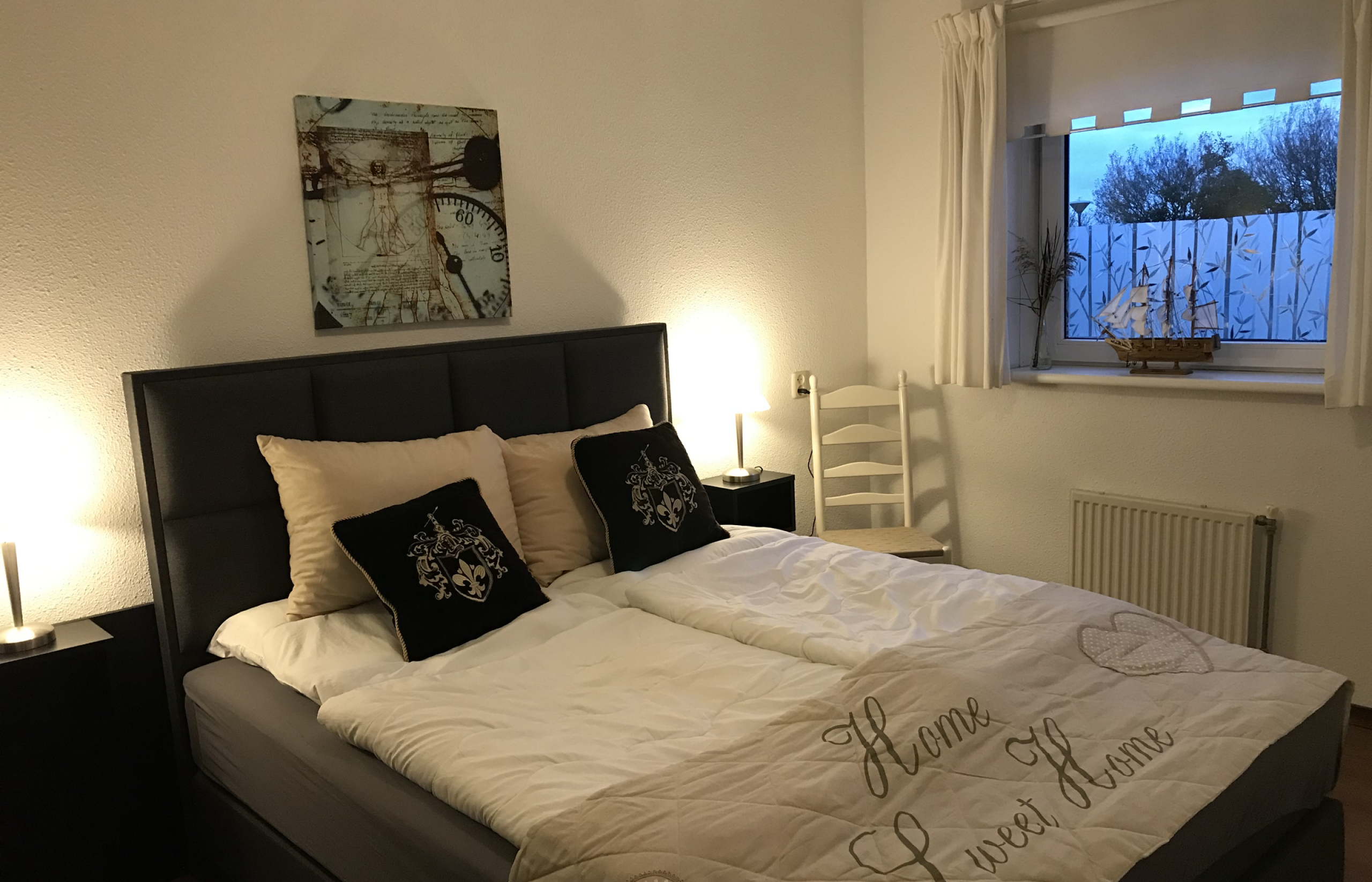 Foto Doppelbett im Schlafzimmer mit Blick aufs Fenster